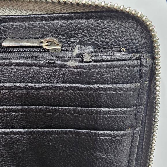 Betsey Johnson Gray Heart Embossed Wristlet / Wallet - Picture 10 of 13